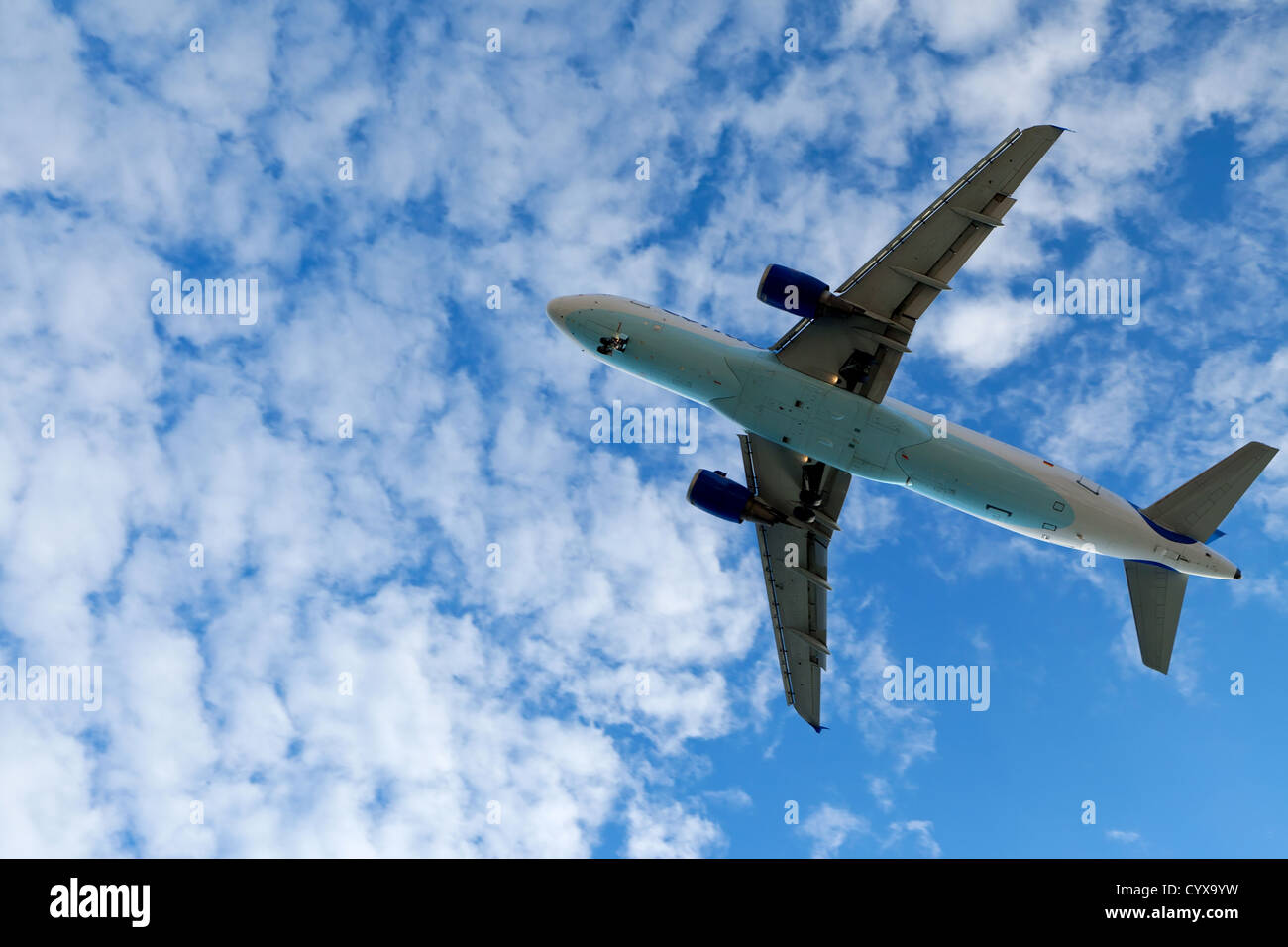 Самолет снизу. Самолет в небе вид снизу. Самолет в полете вид снизу. Самолет вид сверху. Фото самолета снизу.