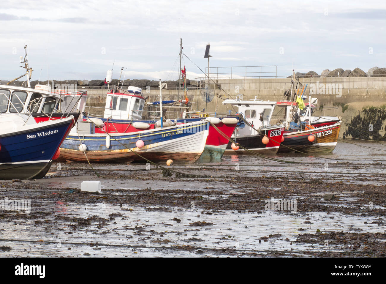 tide out and fishing boats at Staithes - North Yorkshire Stock Photo ...
