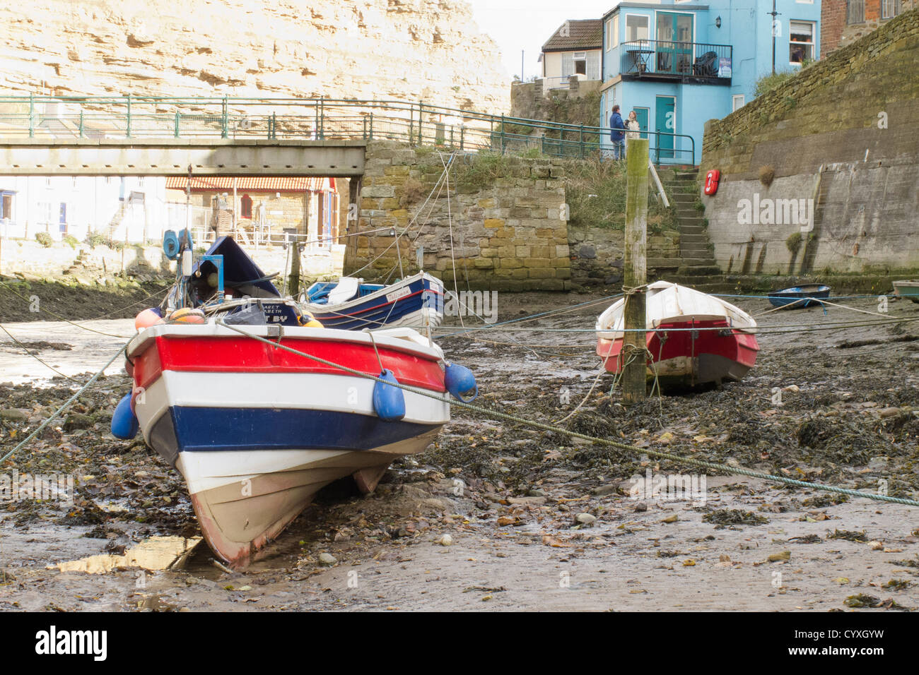 Fishing boats low tide staithes hi-res stock photography and images - Alamy