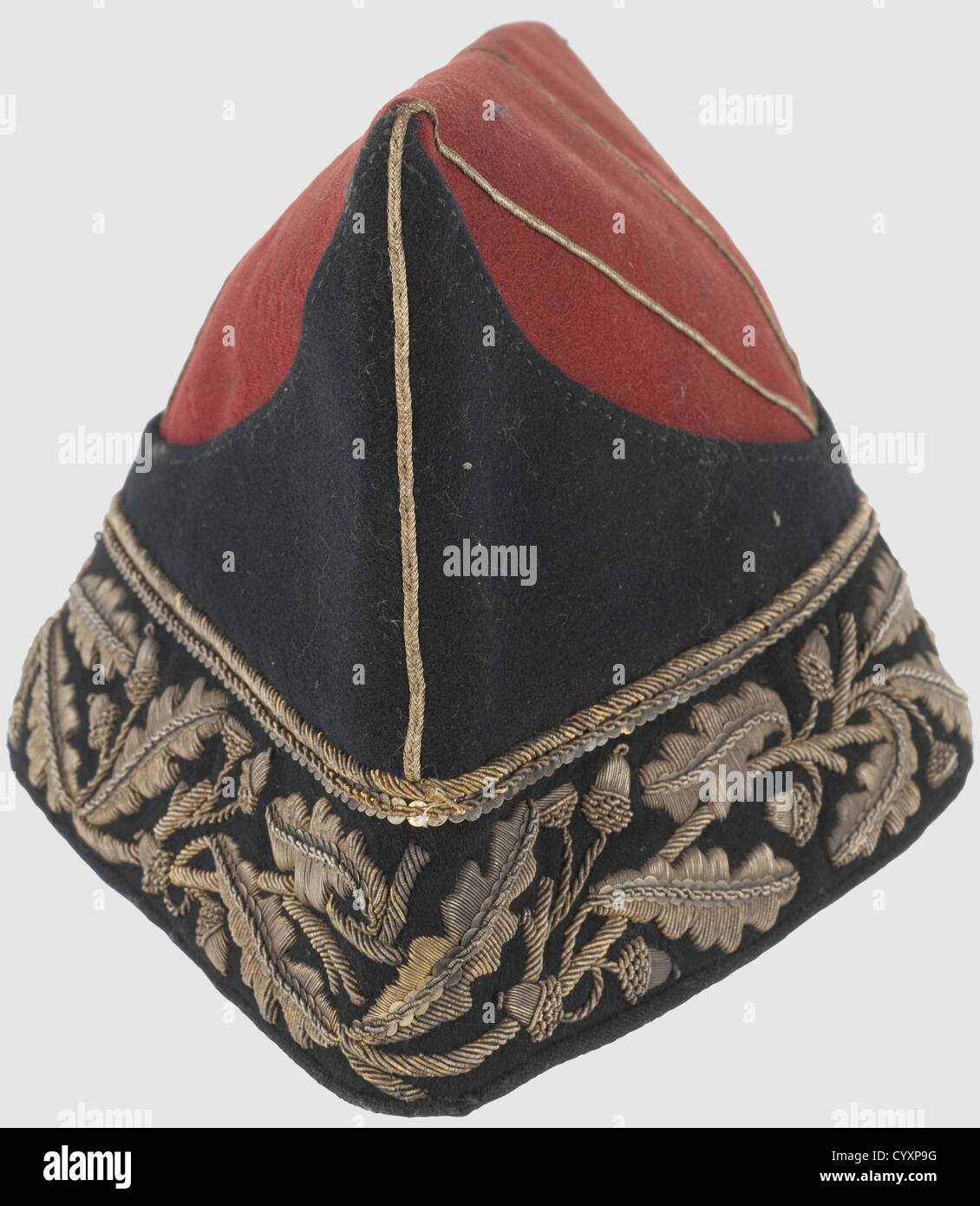 PREMIERE ET SECONDE RESTAURATION 1815-1848, Bonnet de police d'officier  général (Second Empire), Bonnet de police non réglementaire d'officier  général. Bandeau réalisé en drap bleu très foncé, sur l'avant, broderie en  cannetilles de