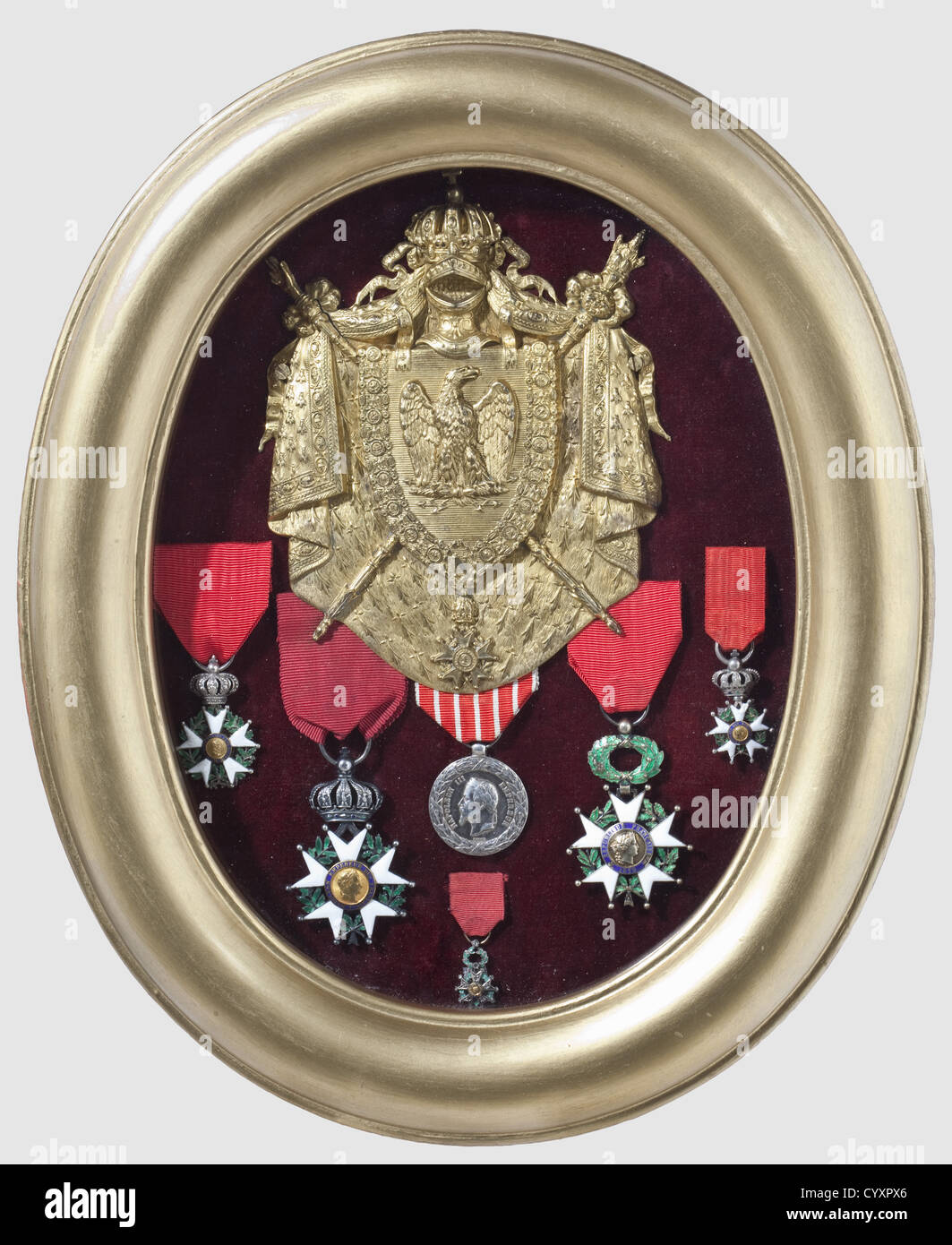 SECONDE REPUBLIQUE ET SECOND EMPIRE 1848-1870,Cadre sous verre contenant,une plaque de sabretache en cuivre doré au modèle des officiers de chasseurs à cheval ou des guides de la Garde Impériale de l'Empereur Napoléon III. Une médaille en argent(signée Barre)modèle de la campagne d'Italie(1859),avec son ruban et 5 modules de l'Ordre de la Légion d'Honneur,modèle Restauration(tiers de taille,Chevalier),modèle du Second Empire(Chevalier),modèle Troisième République(réduction modèle joaillerie),modèle du 4ème type du 1er Empire(tiers de taille,Chev,Additional-Rights-Clearences-Not Available Stock Photo