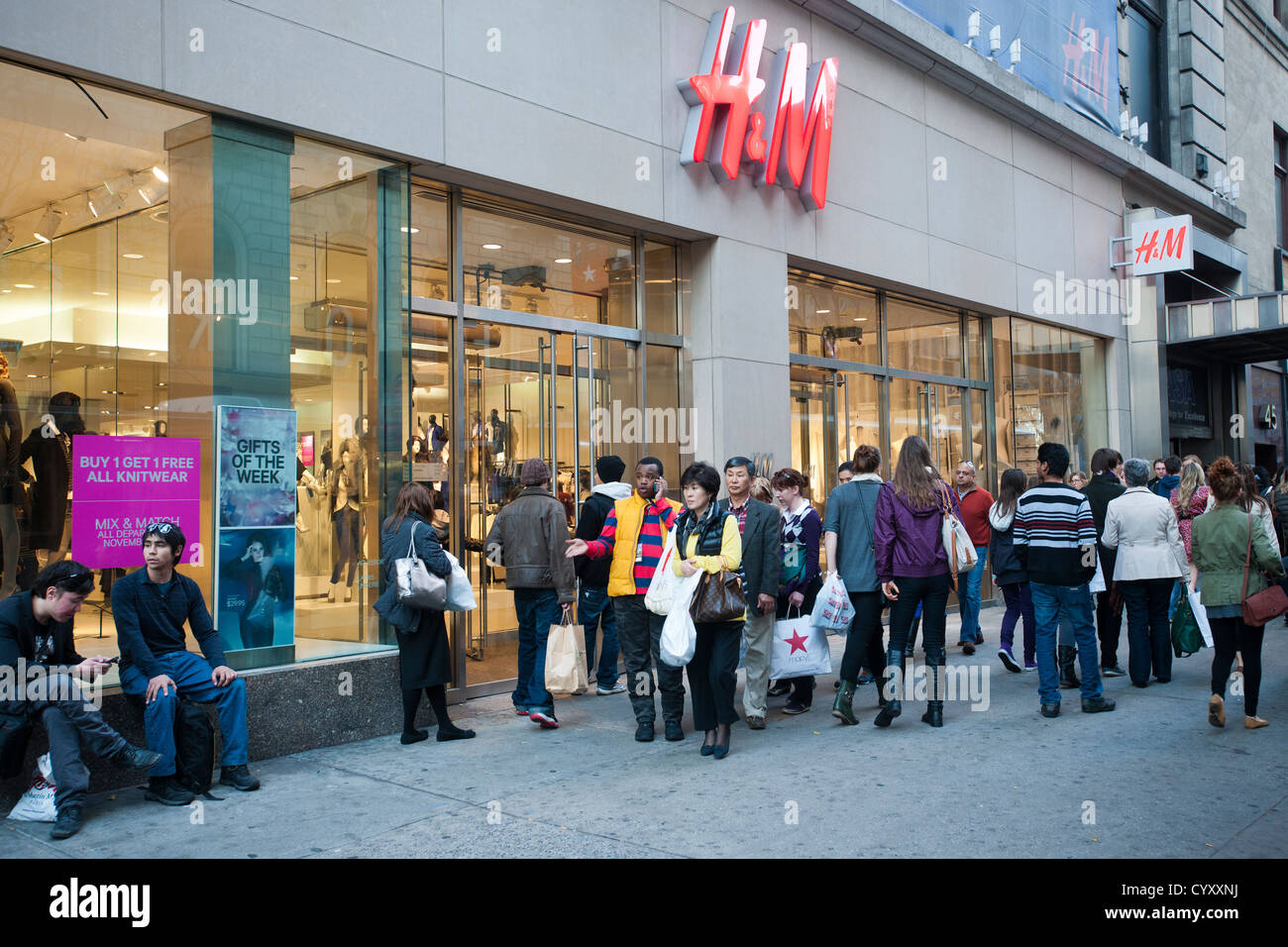 Shopping outside the H&M store in the Herald Square shopping district in  New York Stock Photo - Alamy