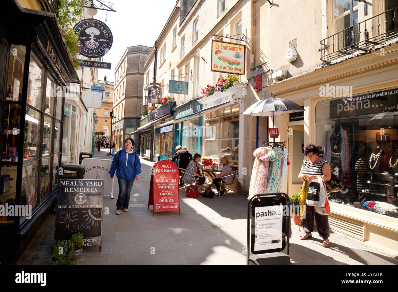 Street scene in summer , Northumberland Place, Bath city centre, Bath Somerset UK Stock Photo