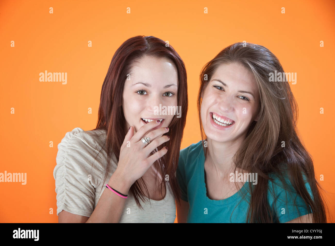 две девушки перед камерой. подростки перед веб камерой. подружки ласкают друг друга. две подруги в шортах. девушки в видеочатах.