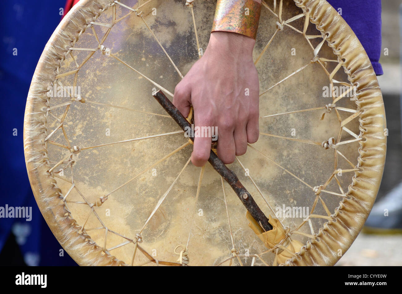 Native american drum hires stock photography and images Alamy