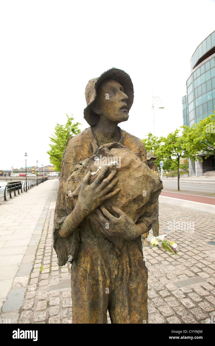irish famine statues at a public street in dublin Stock Photo Alamy