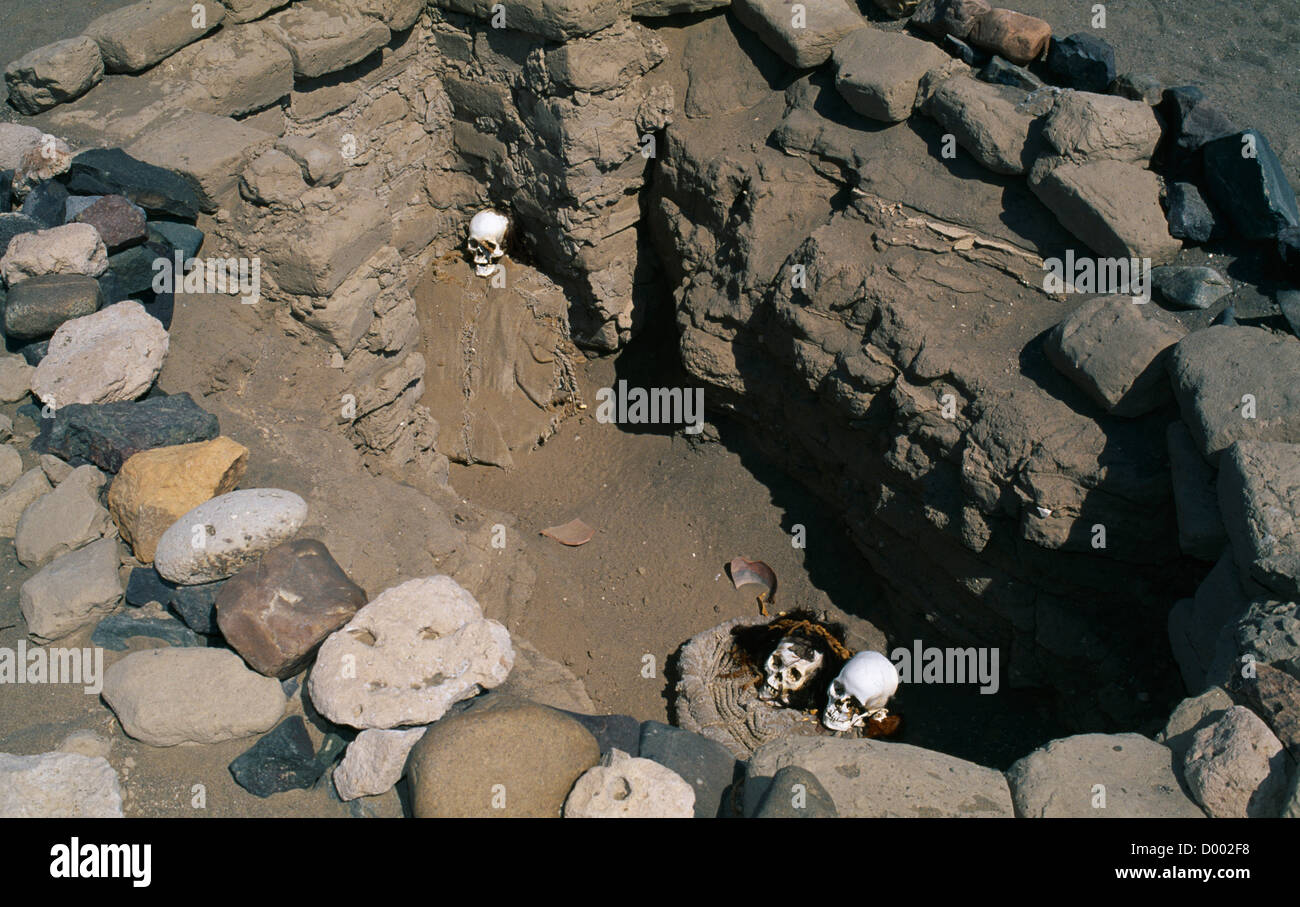 PERU, Ica Administrative Division, Nazca cemetery and mummified body remains. Stock Photo
