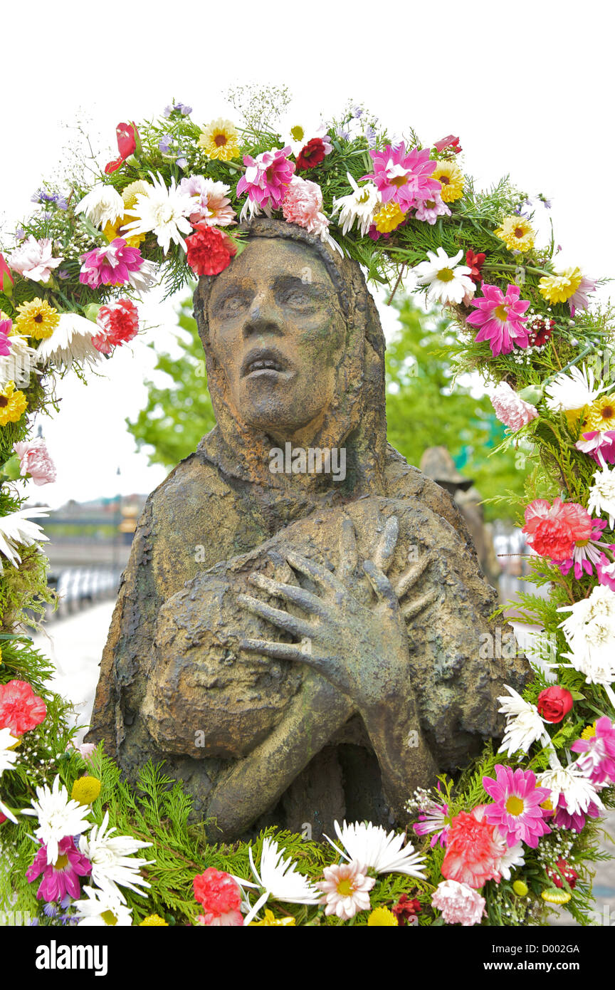 irish famine statues at a public street in dublin Stock Photo Alamy