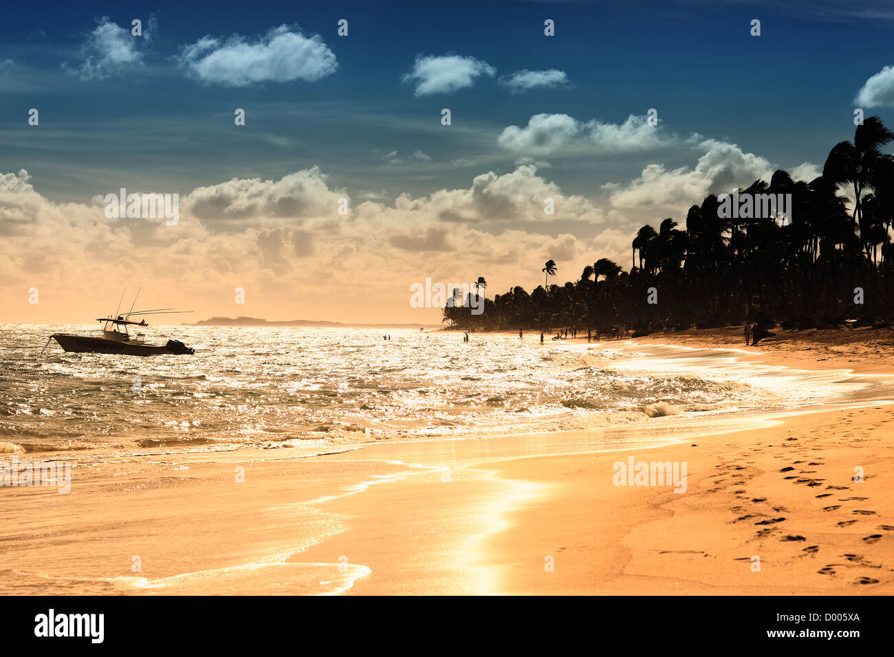 Beach boat sunset hi-res stock photography and images - Alamy