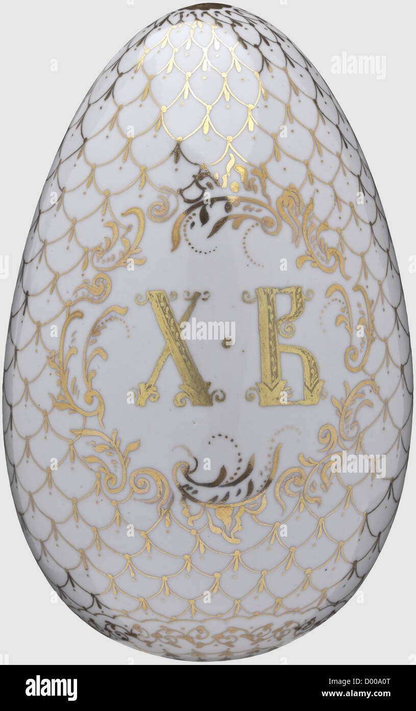 Large porcelain Easter egg, Russia circa 1910. The obverse adorned by a hand-painted portrayal of the Virgin Mother with Child and the Cyrilic inscription 'Bogomater - Vzygranie Mladentsa' in gold, the reverse showing the Cyrillic characters 'XB' with flowers and scales in gold painting on white ground. Height 21 cm, historic, historical, 1910s, 20th century, object, objects, stills, clipping, clippings, cut out, cut-out, cut-outs, Additional-Rights-Clearences-Not Available Stock Photo
