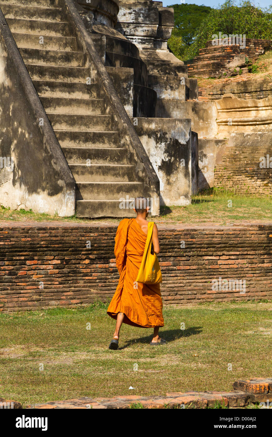 buddhist-monk-in-the-ruins-of-the-ayutthaya-historical-park-thailand
