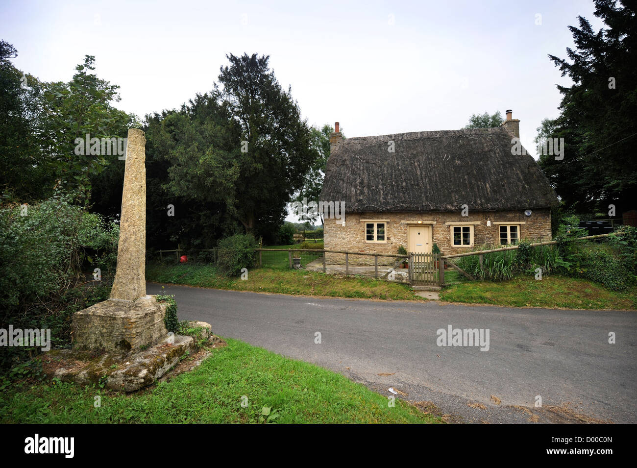 A thatched Cotswold cottage in Oxfordshire UK Stock Photo Alamy