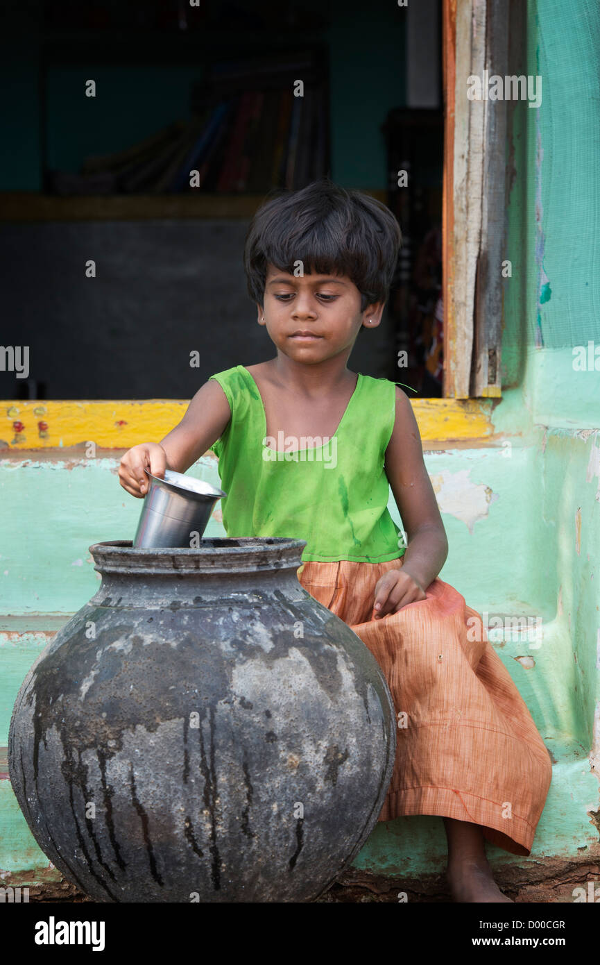 India clay pot water hi-res stock photography and images - Alamy