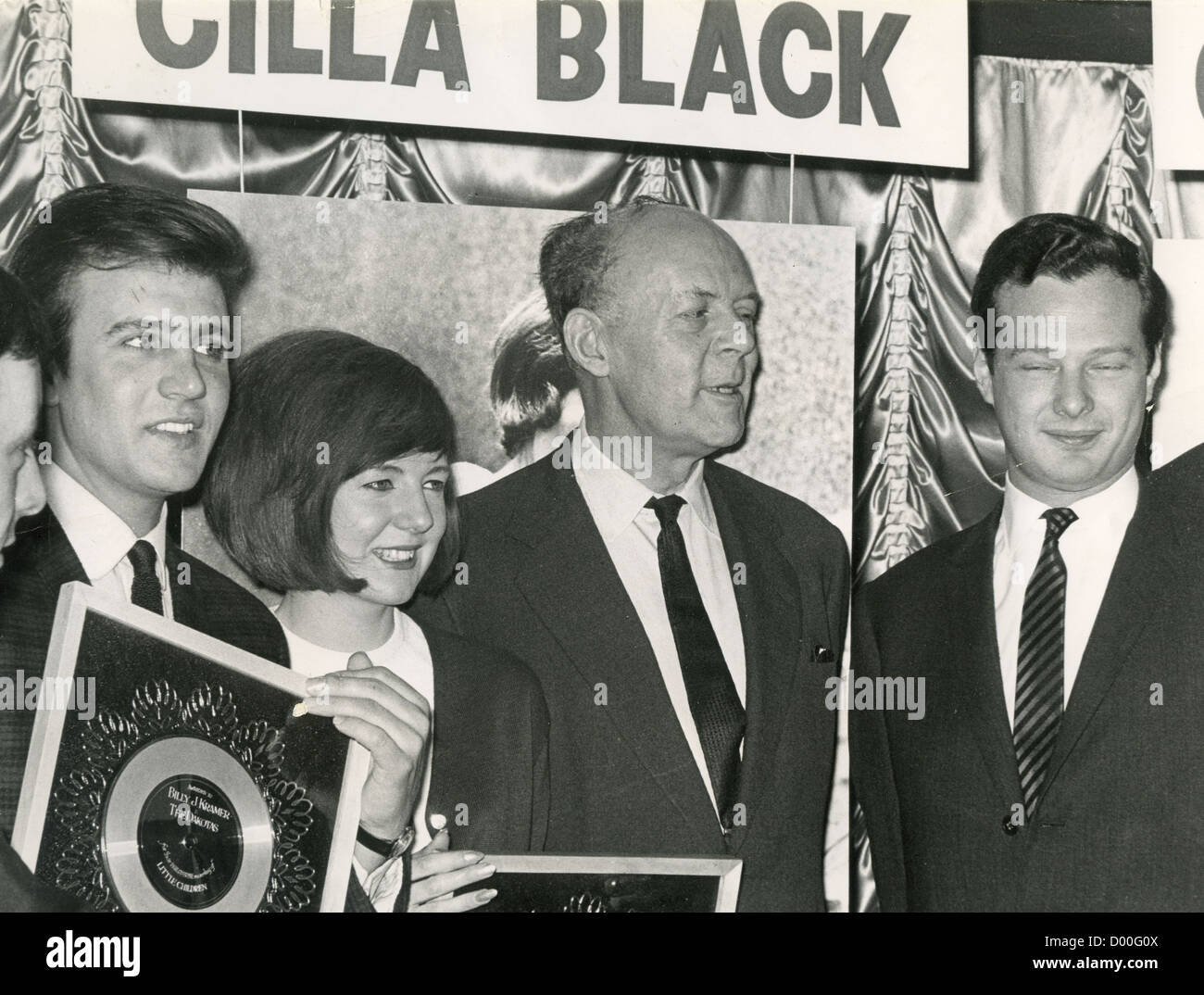 CILLA BLACK in 1964 at EMI House, with from l: Billy J. Kramer, EMI Chairman Sir Joseph Lockwood,Brian Epstein. Photo Tony Gale Stock Photo
