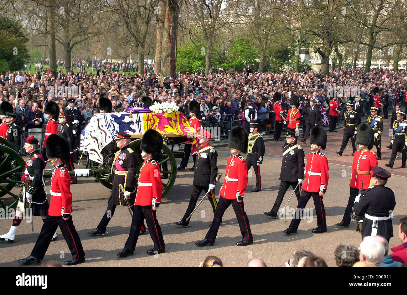 Queen Mother's funeral procession and coffin, London, UK, Queen Mothers funeral procession, Queen Mother's coffin during her funeral, public funeral of The Queen Mother Stock Photo