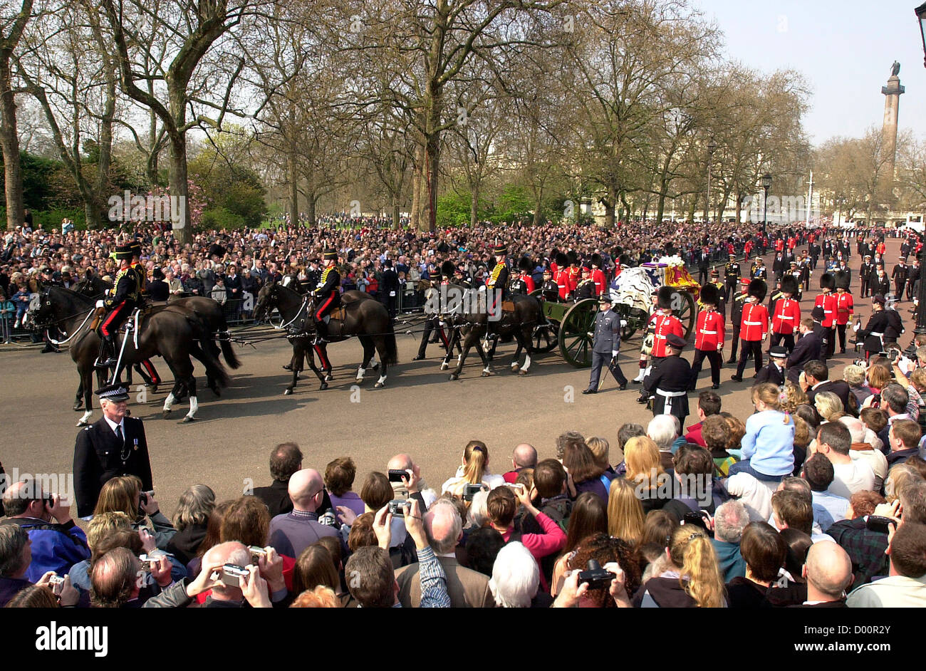 Queen Mothers funeral procession and coffin, London, UK Stock Photo