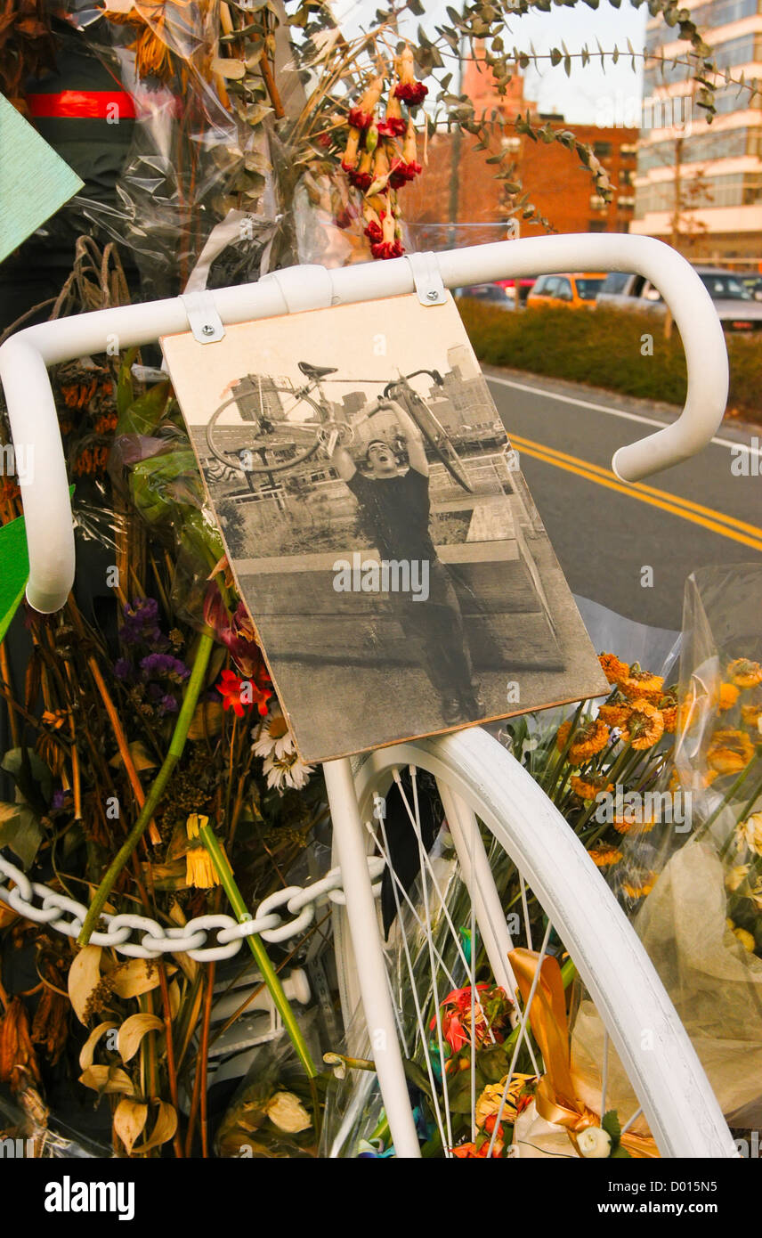 Ghost Bike Memorial for Eric Ng who was killed by a drunk driver on the West Side Greenway, 1 December 2006 Stock Photo