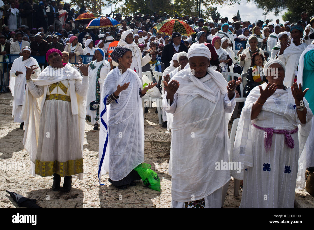 Jerusalem, Israel. 14th November 2012. Jewish Ethiopian woman wave their hands and bow in prayers of thanksgiving to God for delivering them to Israel. Jerusalem, Israel. 14-Nov-2012.   The Jewish Ethiopian community in Israel, Beta-Israel, celebrates the Sigd Holiday, symbolizing their yearning for Jerusalem for thousands of years, at the Sherover Promenade overlooking the Temple Mount. Credit:  Nir Alon / Alamy Live News Stock Photo