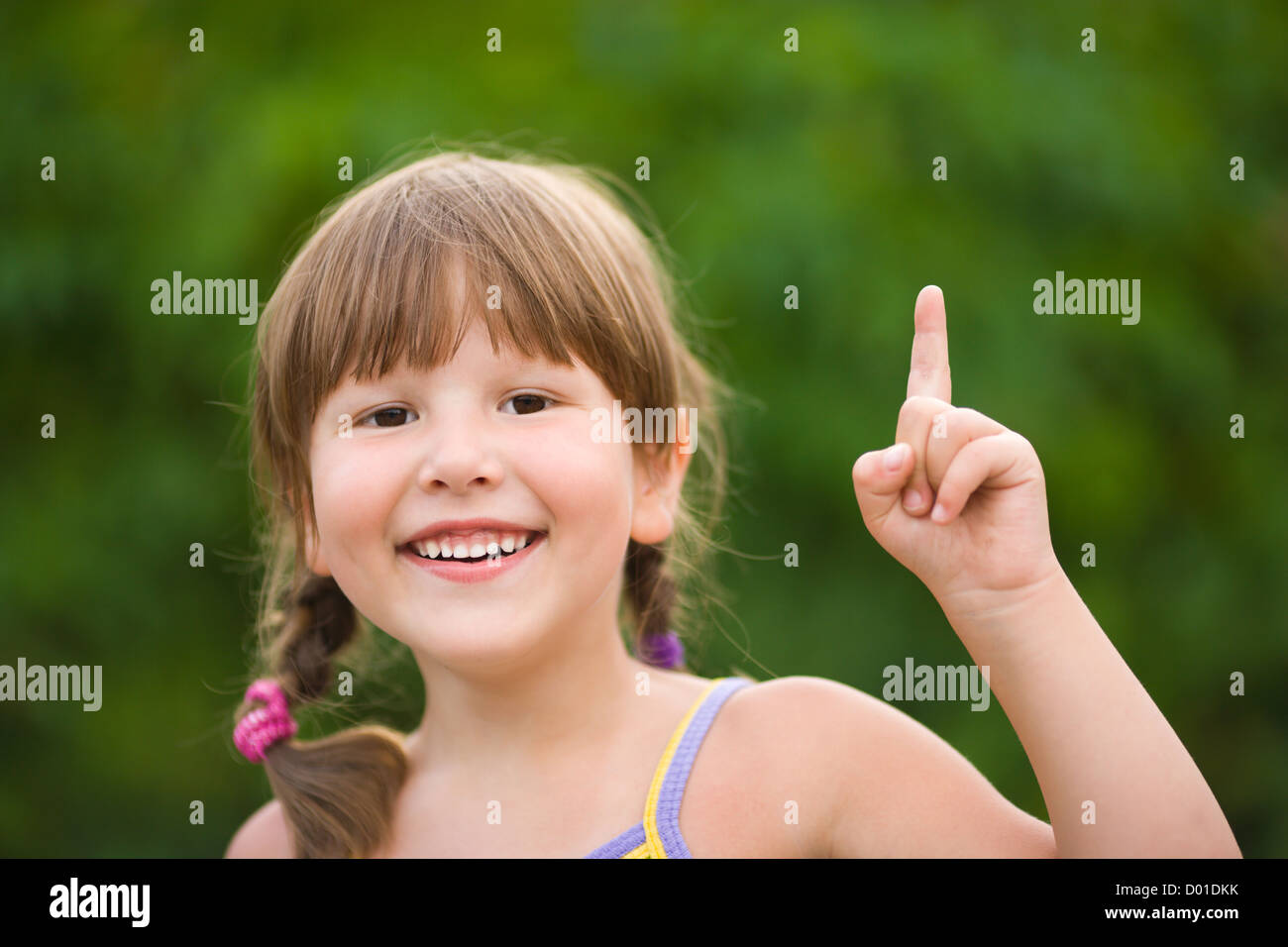 Картинка девочка показывает факью. Маленькая девочка на руках. Где девочки показывают. Девочка показывает пальцем. Вверх девочки маленькой.