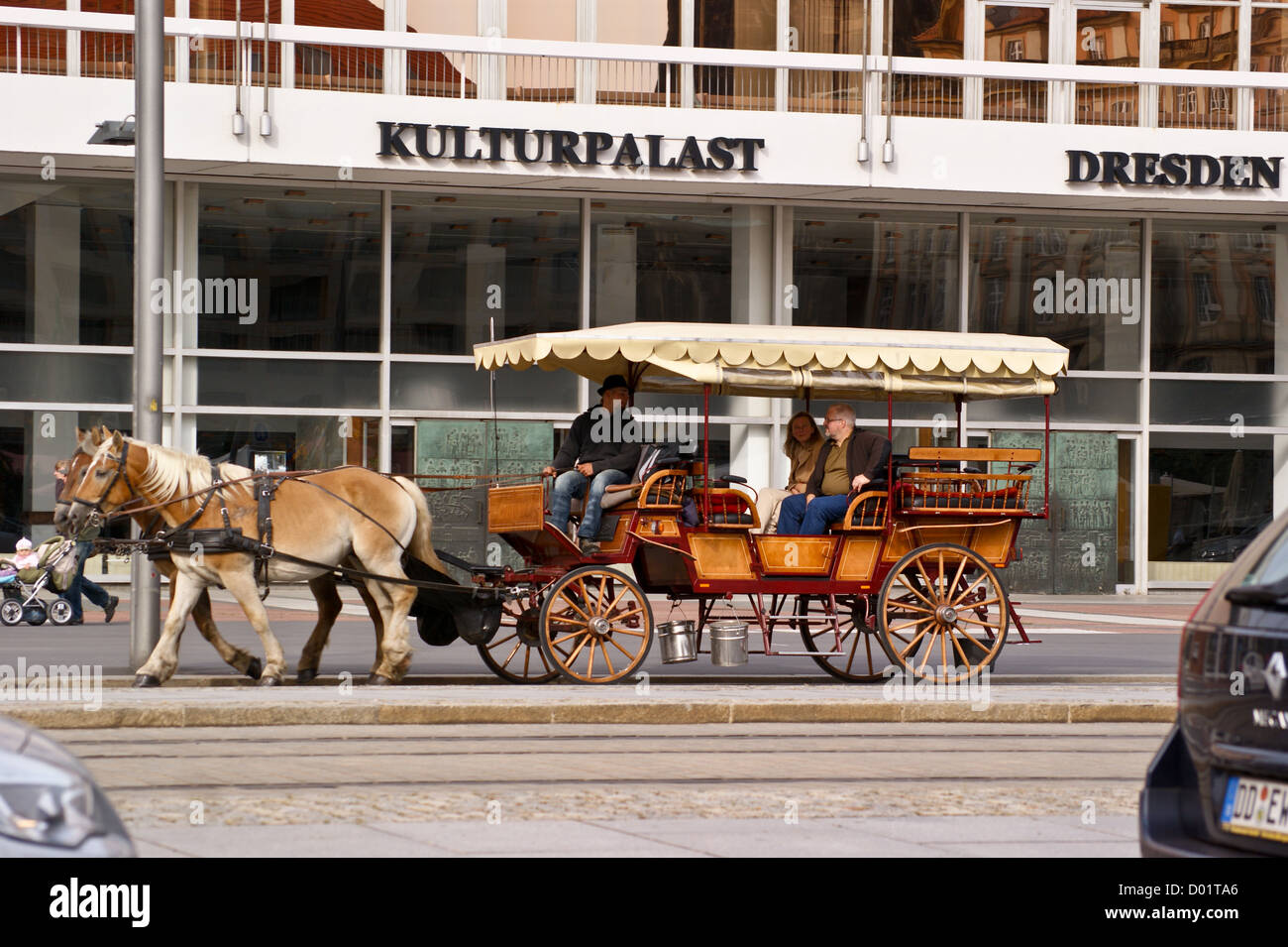 Landau carriage hi-res stock photography and images - Alamy