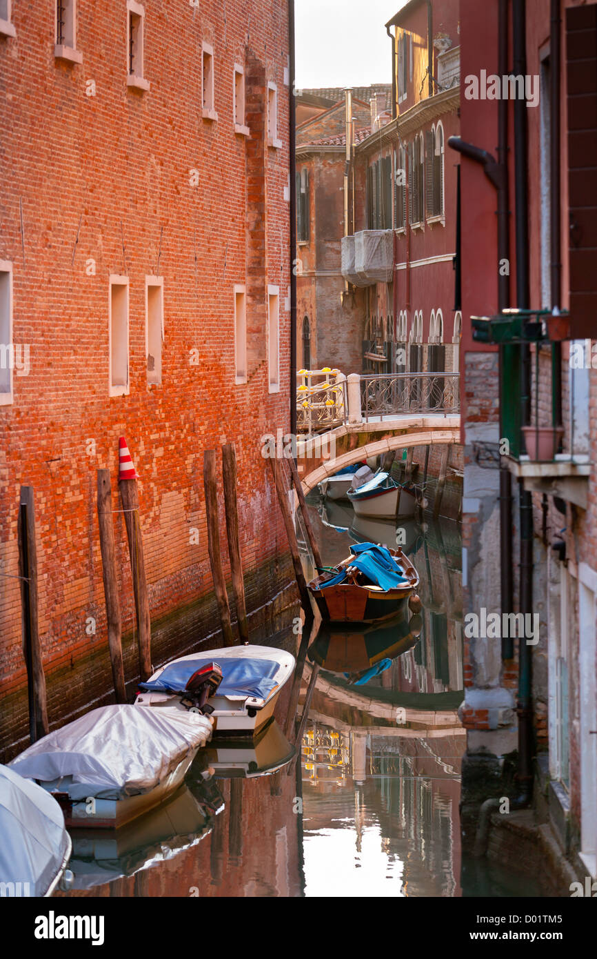 Venice stone bridge over canal hi-res stock photography and images - Alamy