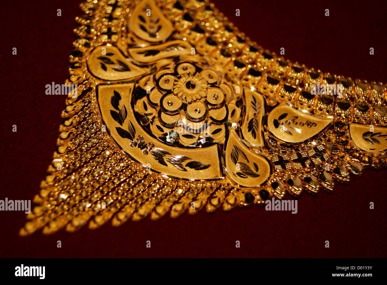 gold jewellery ornaments golden necklace closeup view of jewel designs D01Y3Y