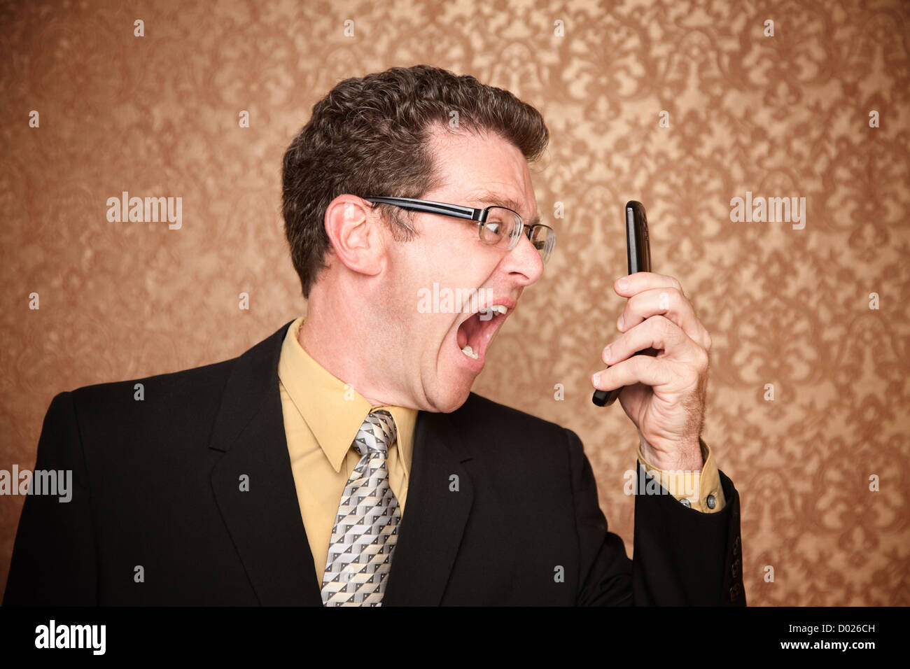 человек злится. мужчина возмущается. сердитый мужчина. Angry guy. Men shout.