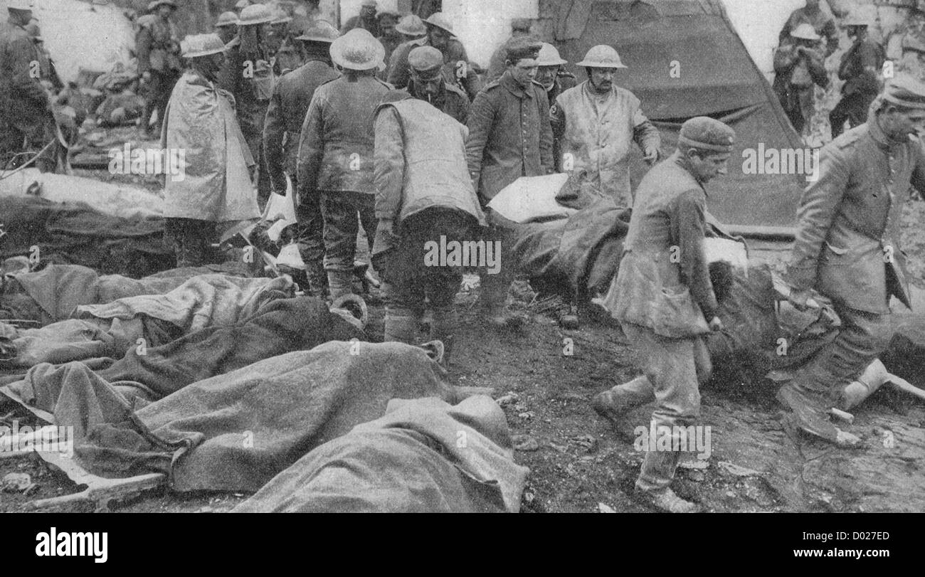 Making good use of Fritz. Recently captured German prisoners being used as stretcher bearers to carry wounded during World War I Stock Photo