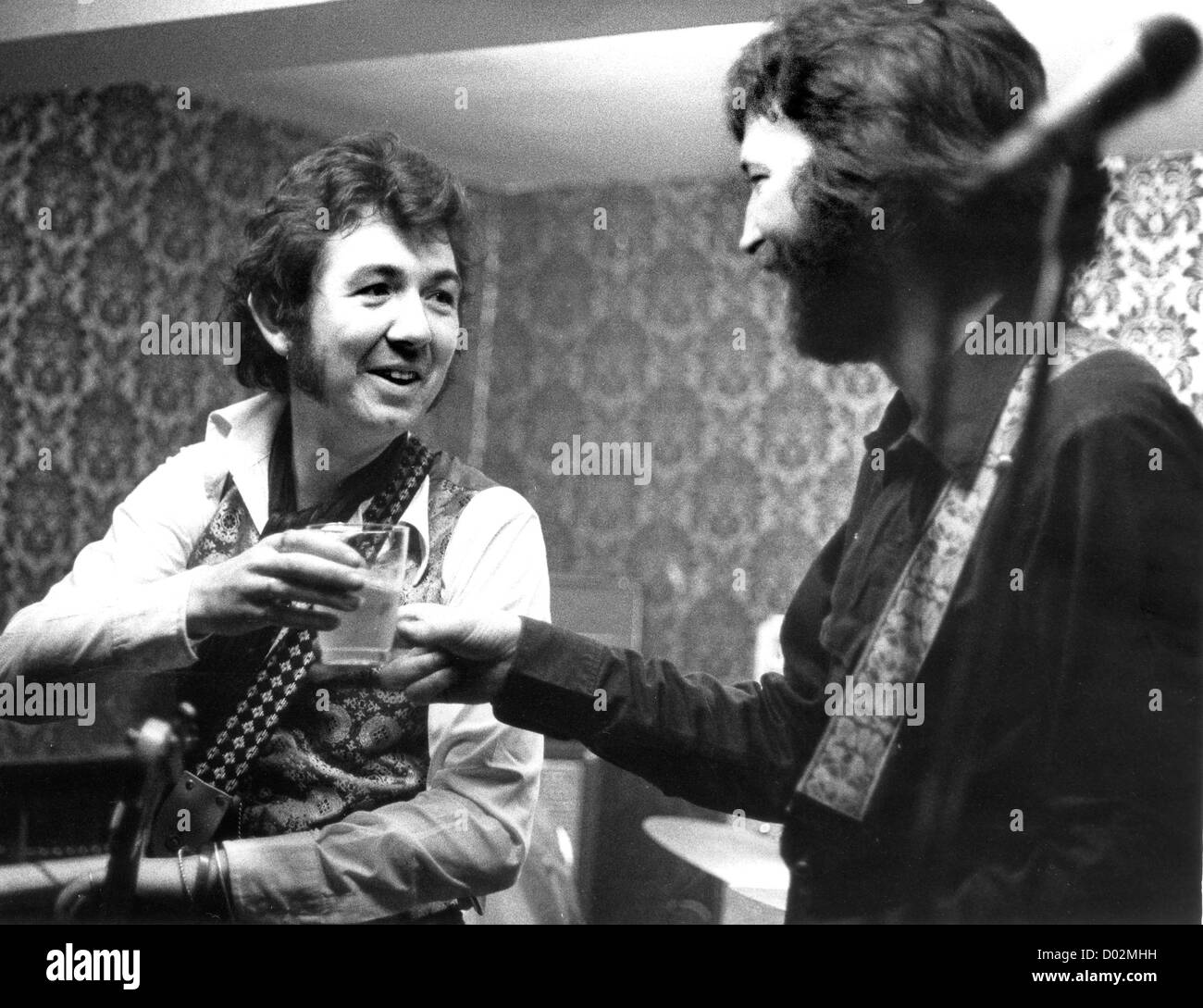 Ronnie Lane performing with Eric Clapton at the Drum and Monkey pub in Minsterley Shropshire in the 1977 PICTURE BY DAVID BAGNALL Stock Photo