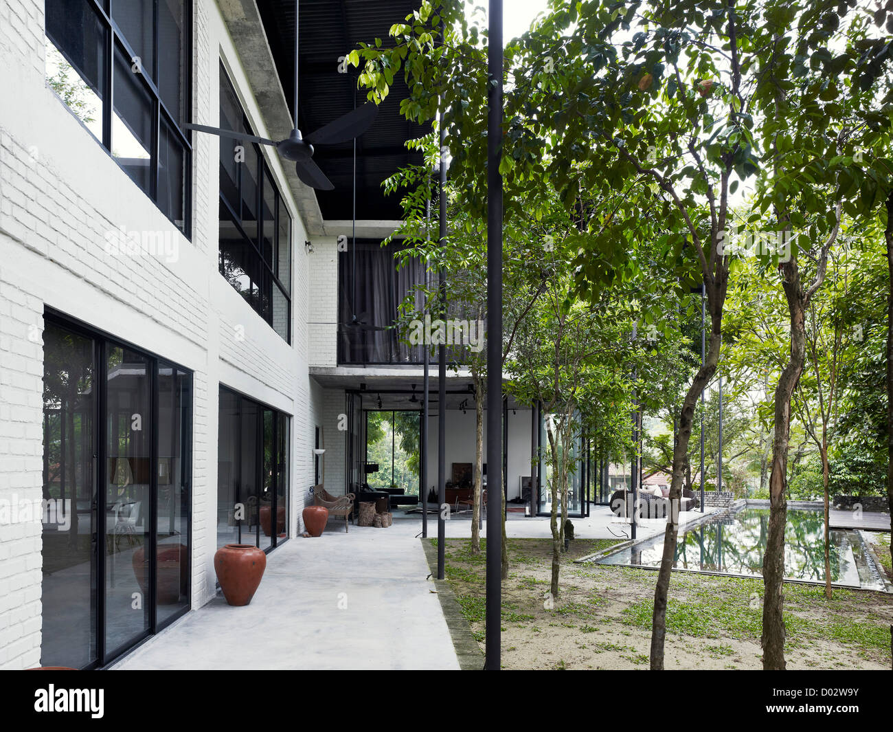 Dog Concrete House, Kuala Lumpur, Malaysia. Architect Kevin Low, 2012. Garden terrace and