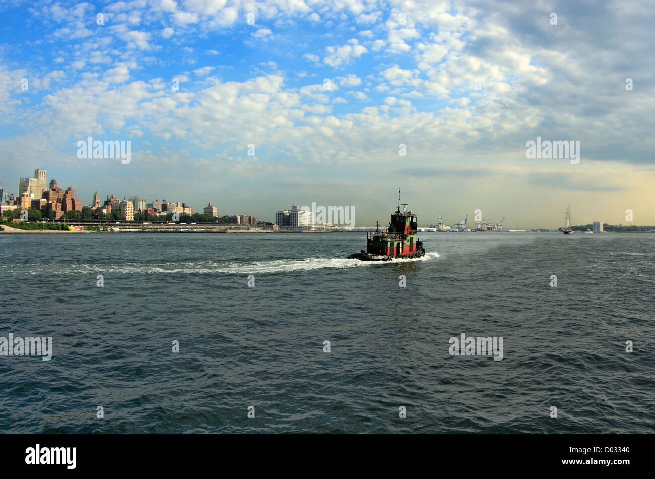 Tugboat on East River off lower Manhattan New York City Stock Photo - Alamy