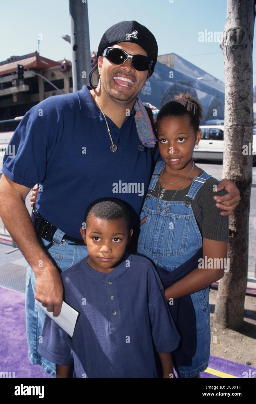 SINBAD with son Royce Adkins and daughter Paige Adkins.Hunchback of Notre Dame premiere in Los Angeles 1996.k5358np.Supplied by   Photos, inc.(Credit Image: © Supplied By Globe Photos, Inc/Globe Photos/ZUMAPRESS.com) Stock Photo