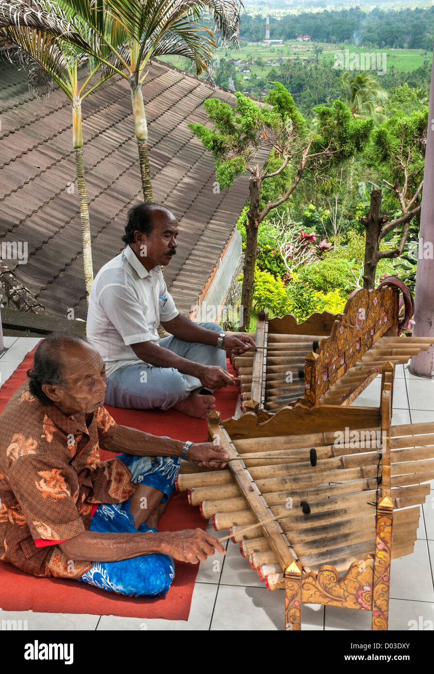 Roadside musicians playing wooden xylophones known as Gambang, near Semarapura, eastern Bali, Indonesia. Stock Photo
