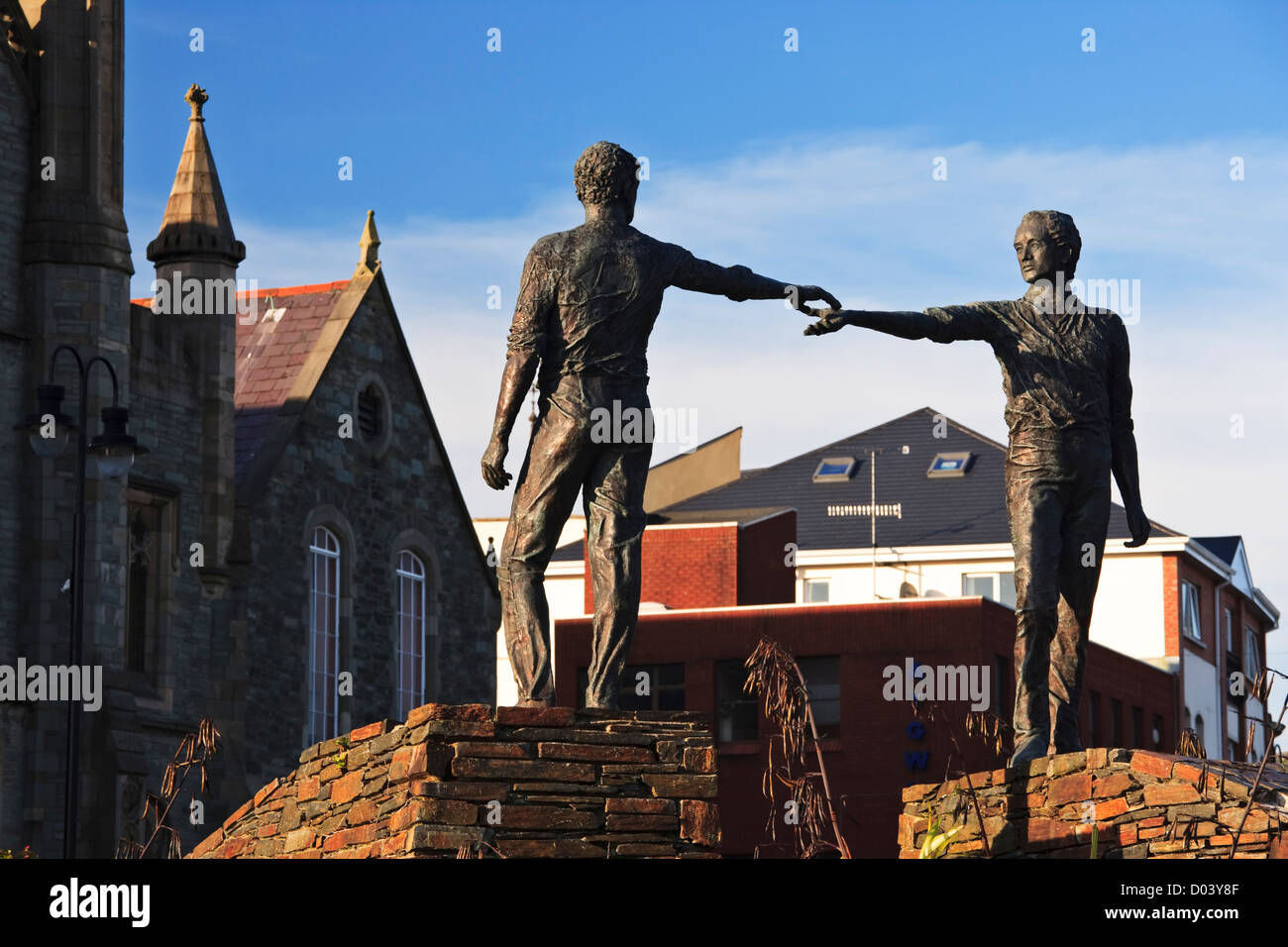 The 'Hands across the Divide' sculpture by Maurice Harron in Carlisle Street, Londonderry, County Londonderry, Northern Ireland Stock Photo