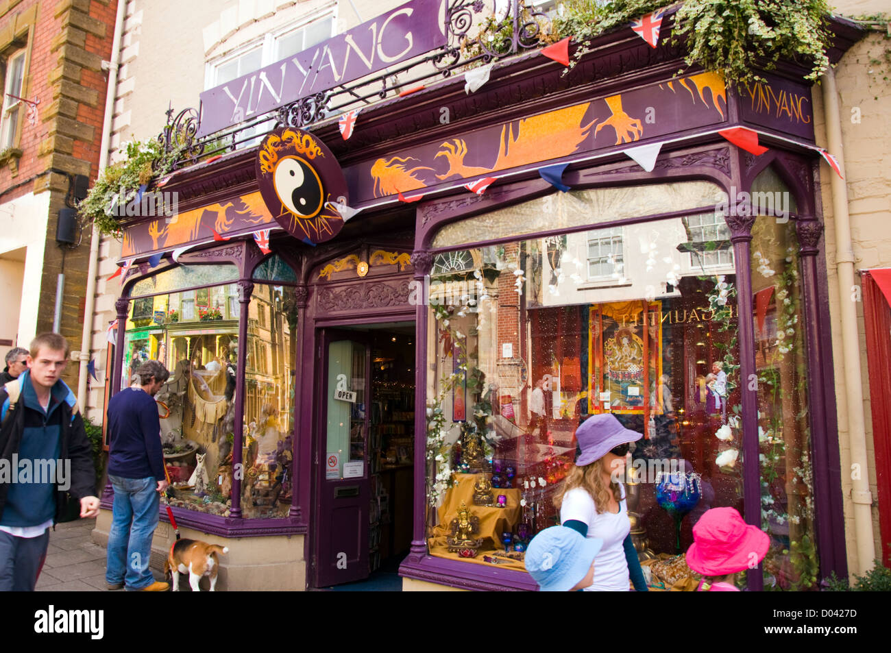 Yinyang shop in Glastonbury High Street Stock Photo Alamy
