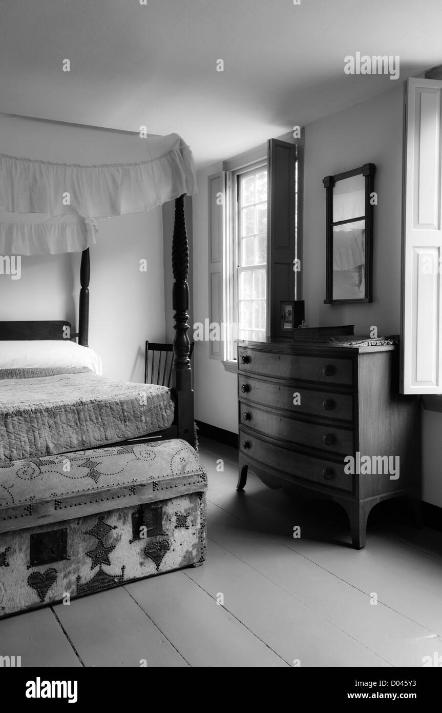 Four poster bed and chest of drawers in bedroom at the Nathanel Greene Homestead. Declared a National Historic Landmark in 1972 Stock Photo