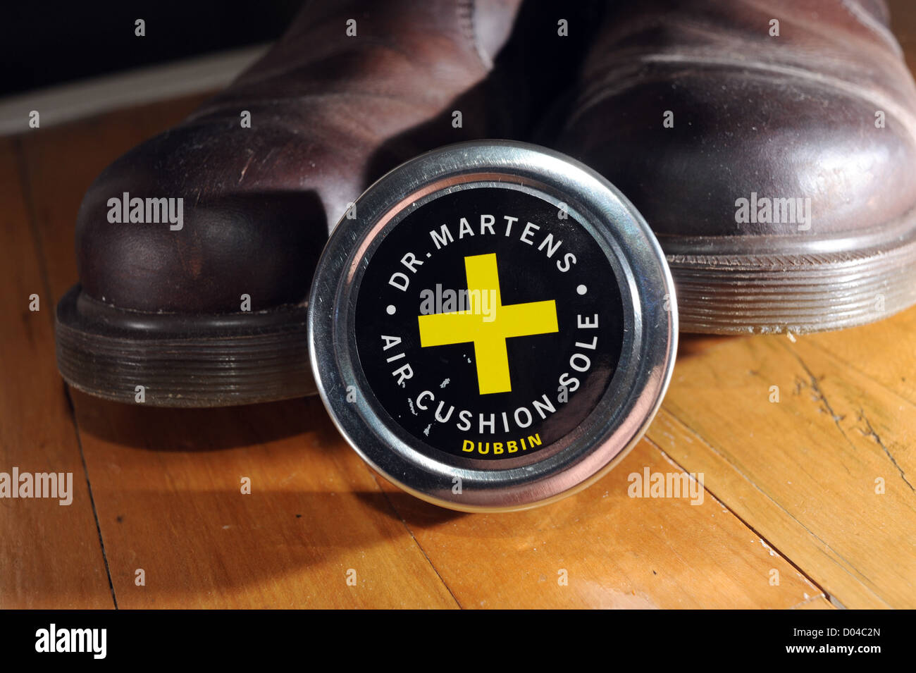ballon marionet foto Pair of brown leather Dr Martens boots with dubbin shoe polish can Stock  Photo - Alamy