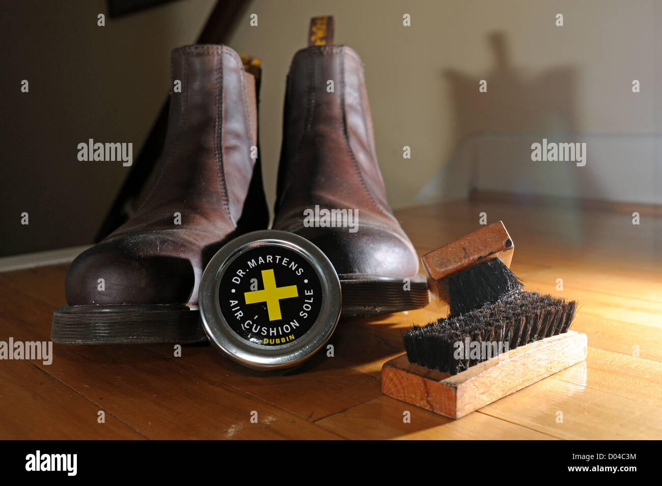Verkeersopstopping Blind escort Pair of brown leather Dr Martens boots with dubbin shoe polish can and  cleaning brushes Stock Photo - Alamy