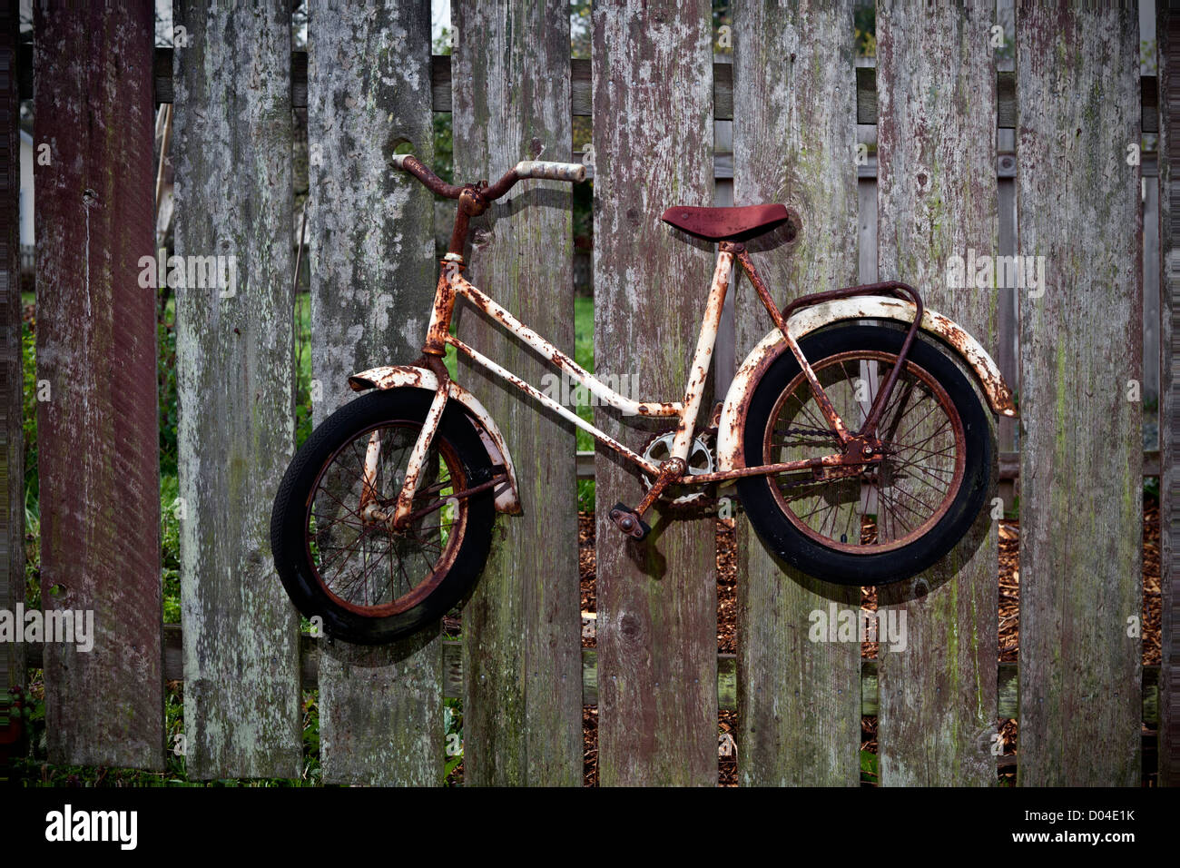 WA06520-00...WASHINGTON - Bicycle on a fence in the town of Eastsound on Orcas Island. Stock Photo