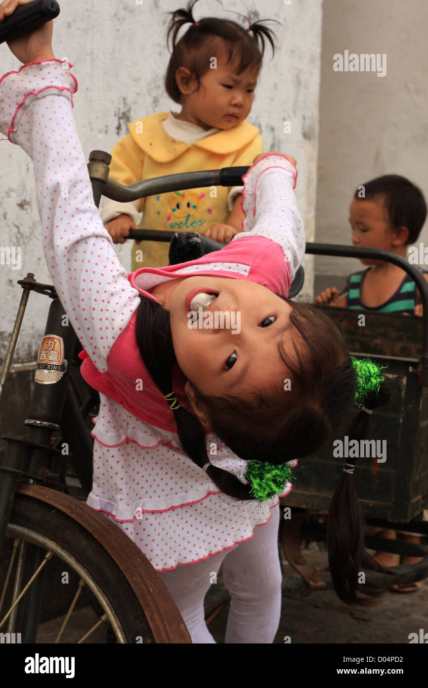 Children playing, Xiao Likeng, Jiangxi province, East China Stock Photo