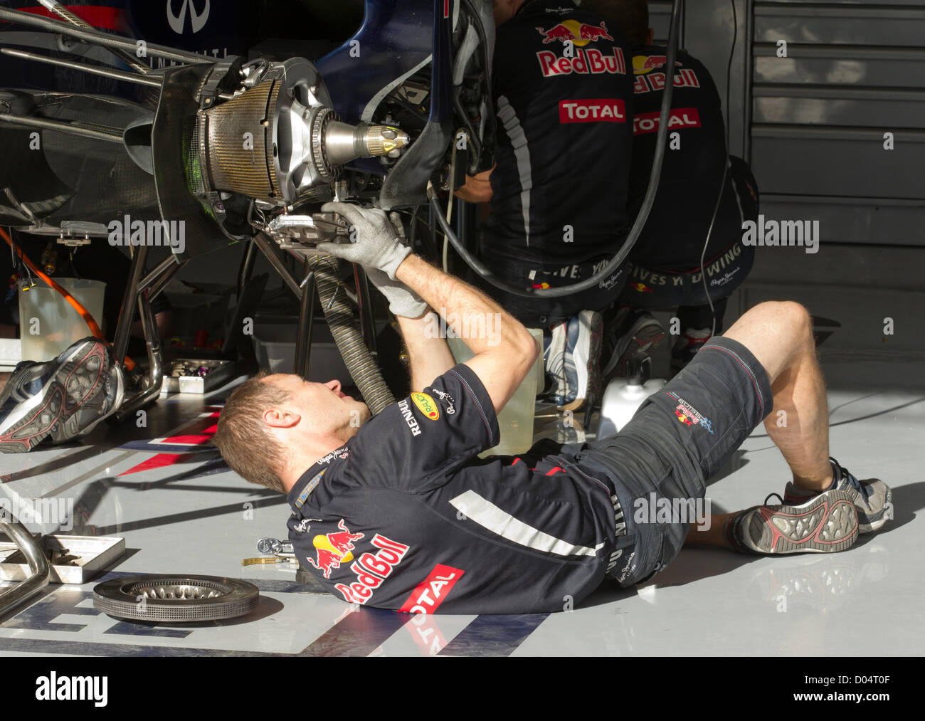 A mechanic works on the brakes of Sebastain Vettel's race car before the F1 United States Grand Prix at Circuit of the Americas Stock Photo