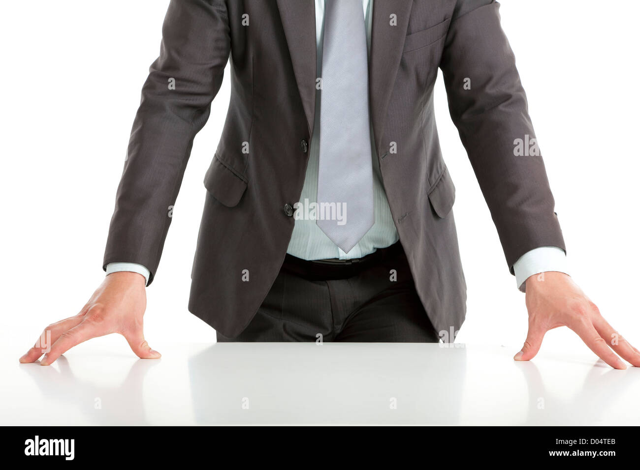 рука лежит на столе. мужская рука лежит на столе. положить руку на стол. сложенные мужские руки. мужчина сложил руки на столе.