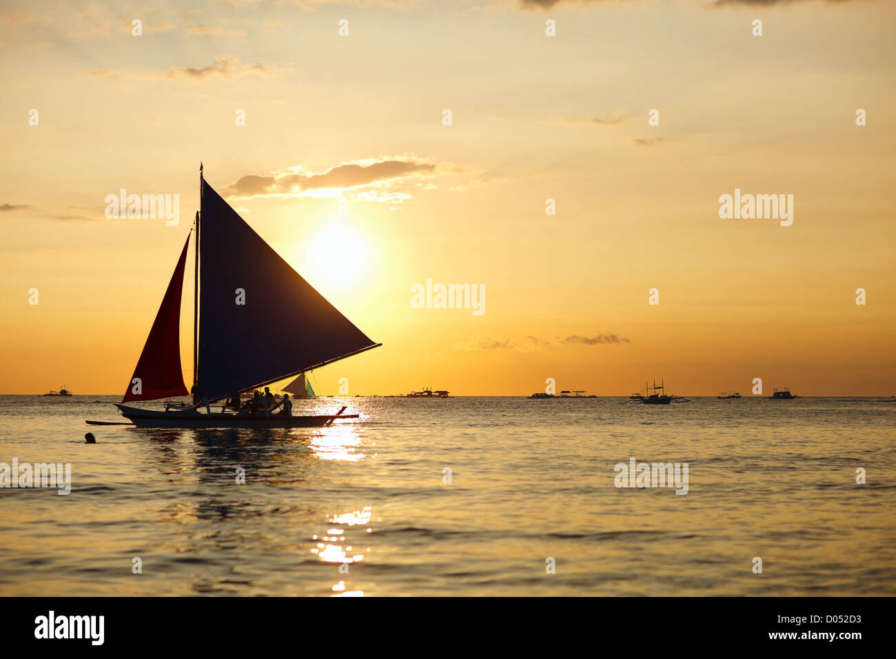 Ocean sunset sailboat hi-res stock photography and images - Alamy