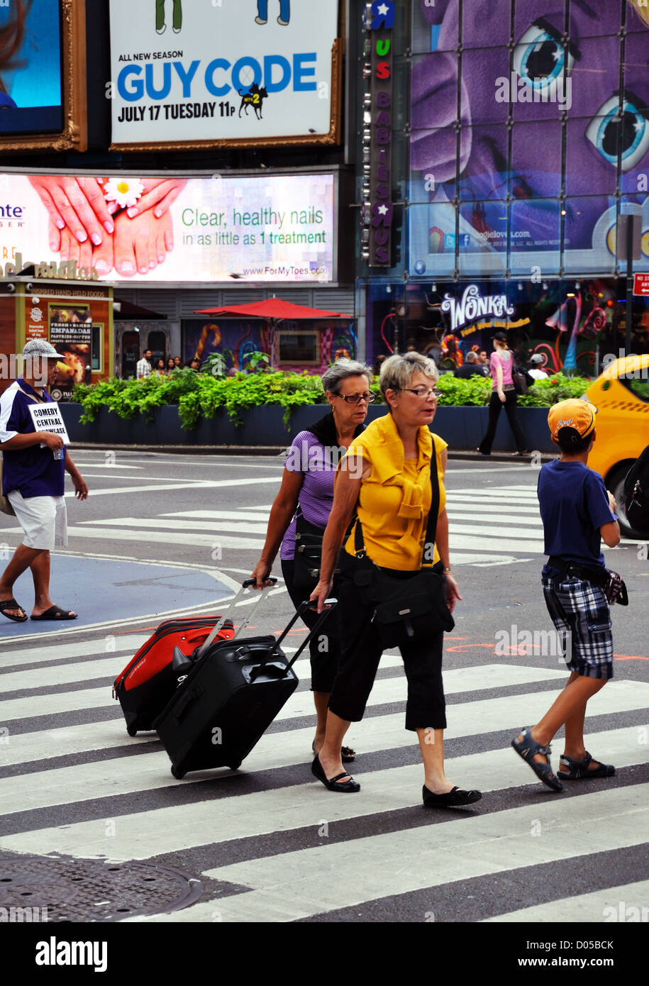 Tourists with luggage, New York, USA Stock Photo Alamy