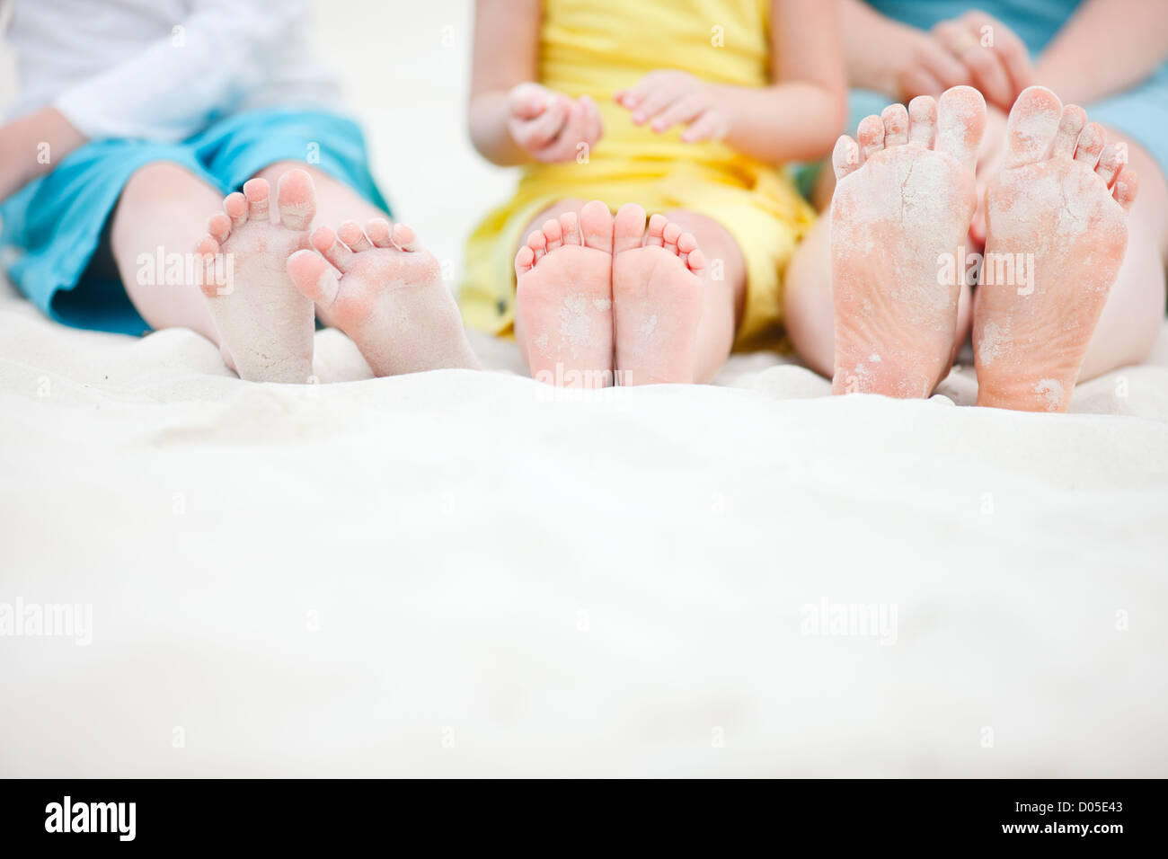 Family feet. Пятки семьи. Босые ноги семьи. Семья ноги. Фото семьи ноги.