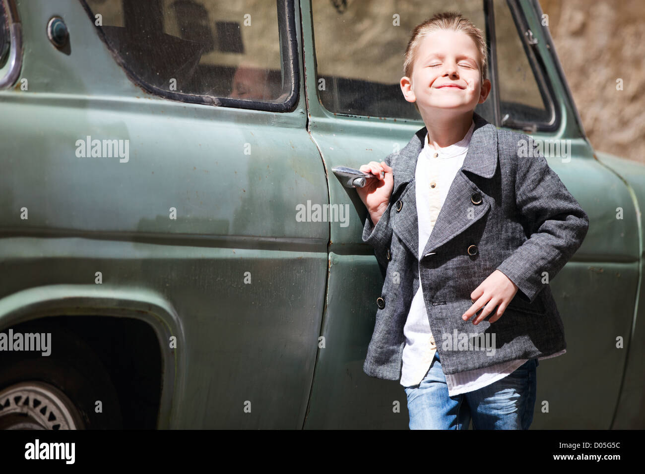 Песни мальчик на машине. Мальчик около машины. Машина мальчик стиль. Фото: мальчишки на автомобилях. Парень с ребёнком с мальчиком возле машины.