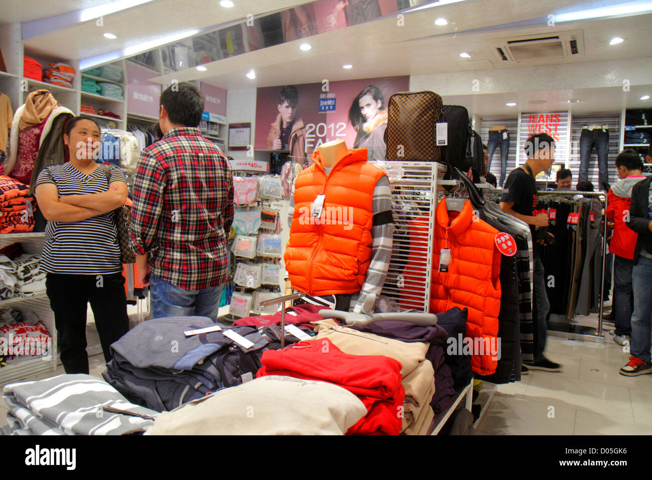 Page 10 - Store display jeans High 