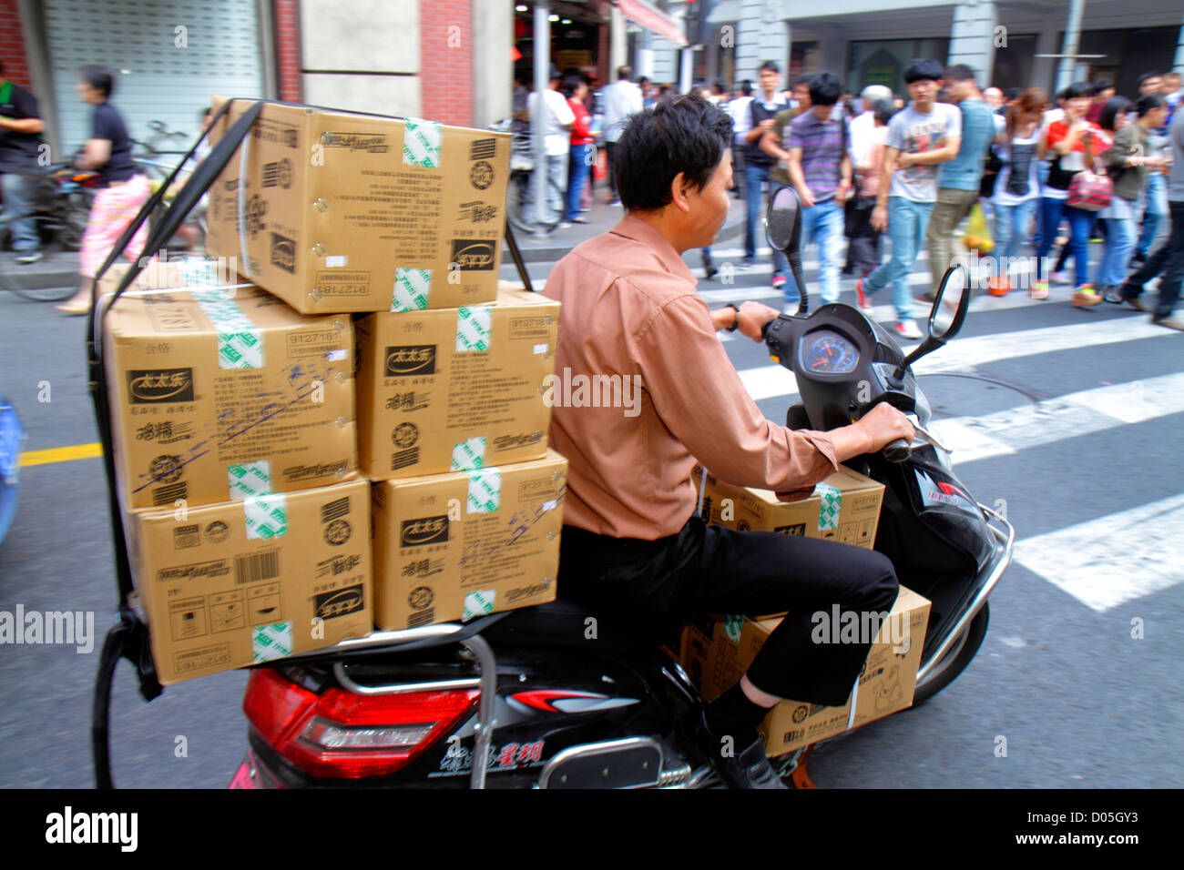 Chinese Delivery Man High Resolution Stock Photography And Images Alamy Chinese Delivery Man High Resolution Stock Photography And Images Alamy