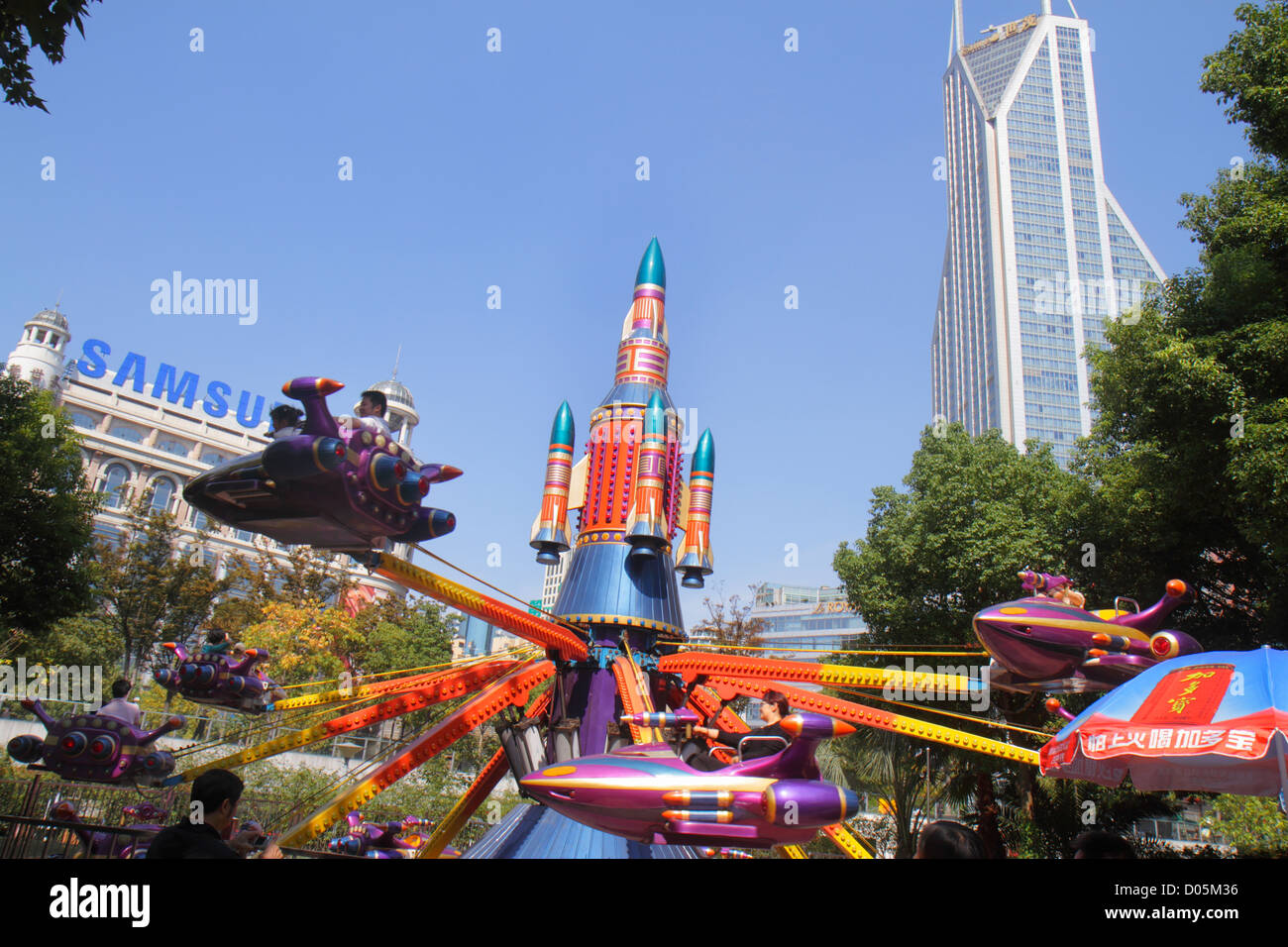 Rocket ship ride hi-res stock photography and images - Alamy Rocket ship ride hi-res stock photography and images - Alamy