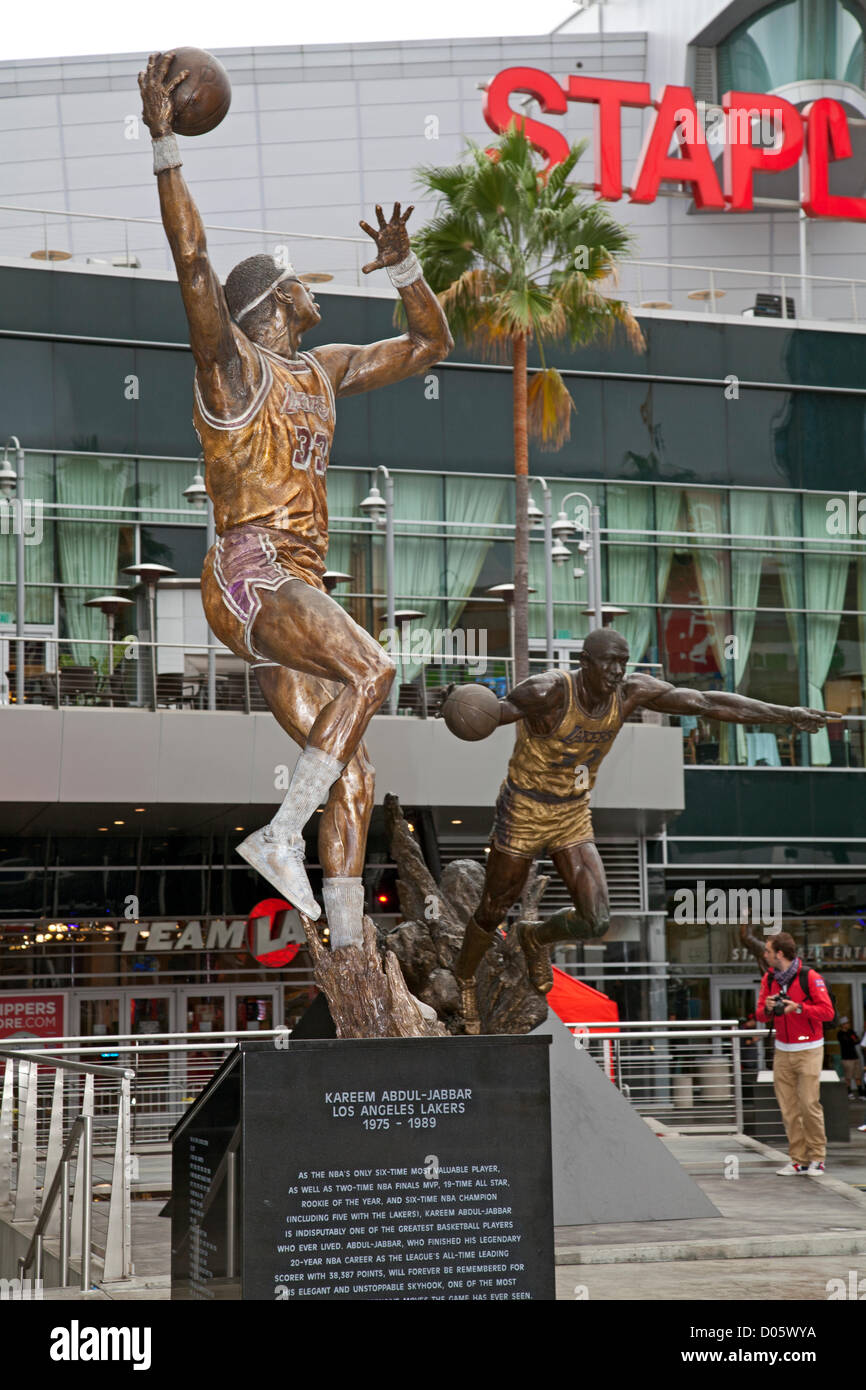 Los Angeles, USA. 17th November 2012. A nearly 16 foot statue captured in bronze, of Kareem Abdul-Jabbar was unveiled On November 16, in front of Staples Center, joining statues of other Laker legends Earvin 'Magic' Johnson and broadcaster Chic Hearn. Jabbar is posed in his trademark skyhook shot. Los Angeles, California, USA Stock Photo